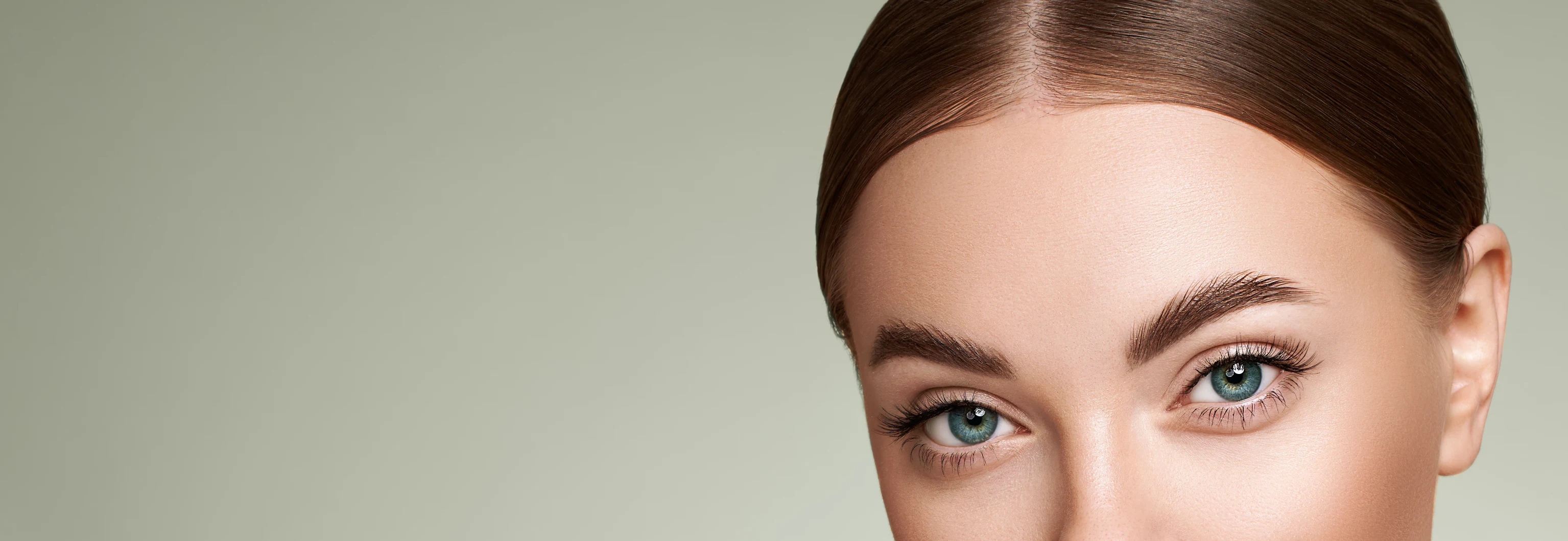 Nahaufnahme von Wimpern und Augenbrauen